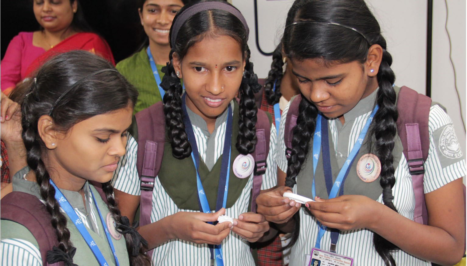 [KeywordsASPIRA school girls looking at 3D-printed object > La Fondation Dassault Systèmes