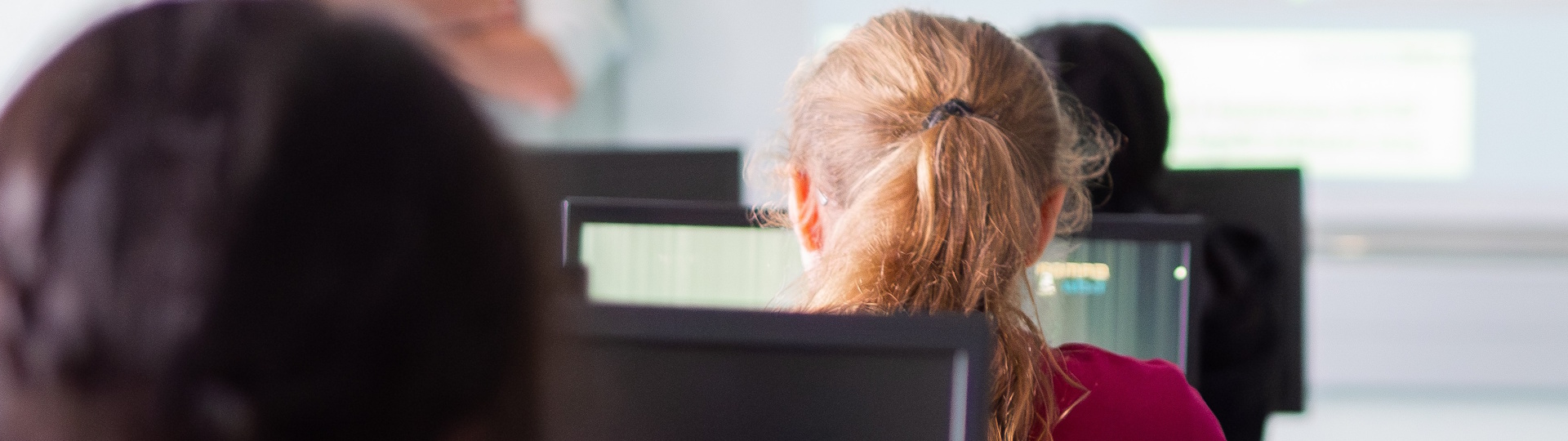 Girls participating in Wi-Filles workshop > La Fondation Dassault Systèmes