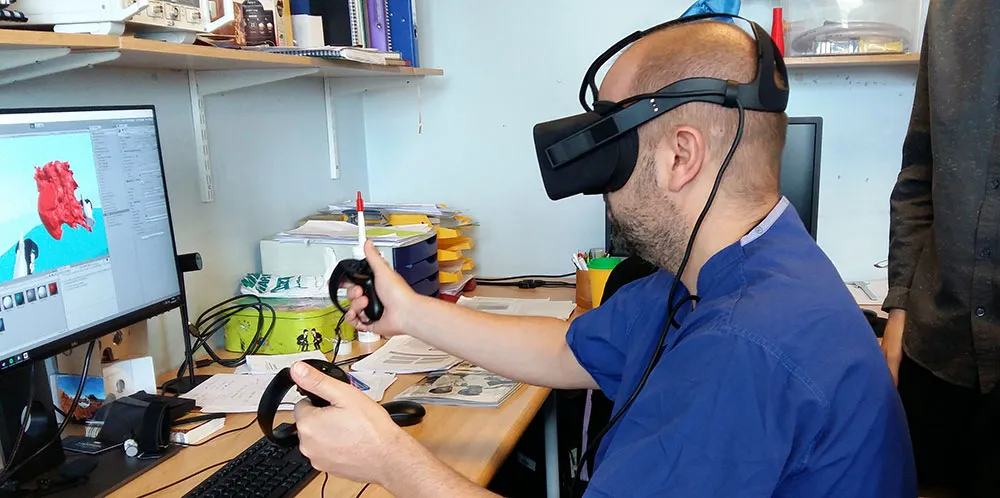 Chirurgien visualisant le modèle 3D du cœur d'un enfant > La Fondation Dassault Systèmes