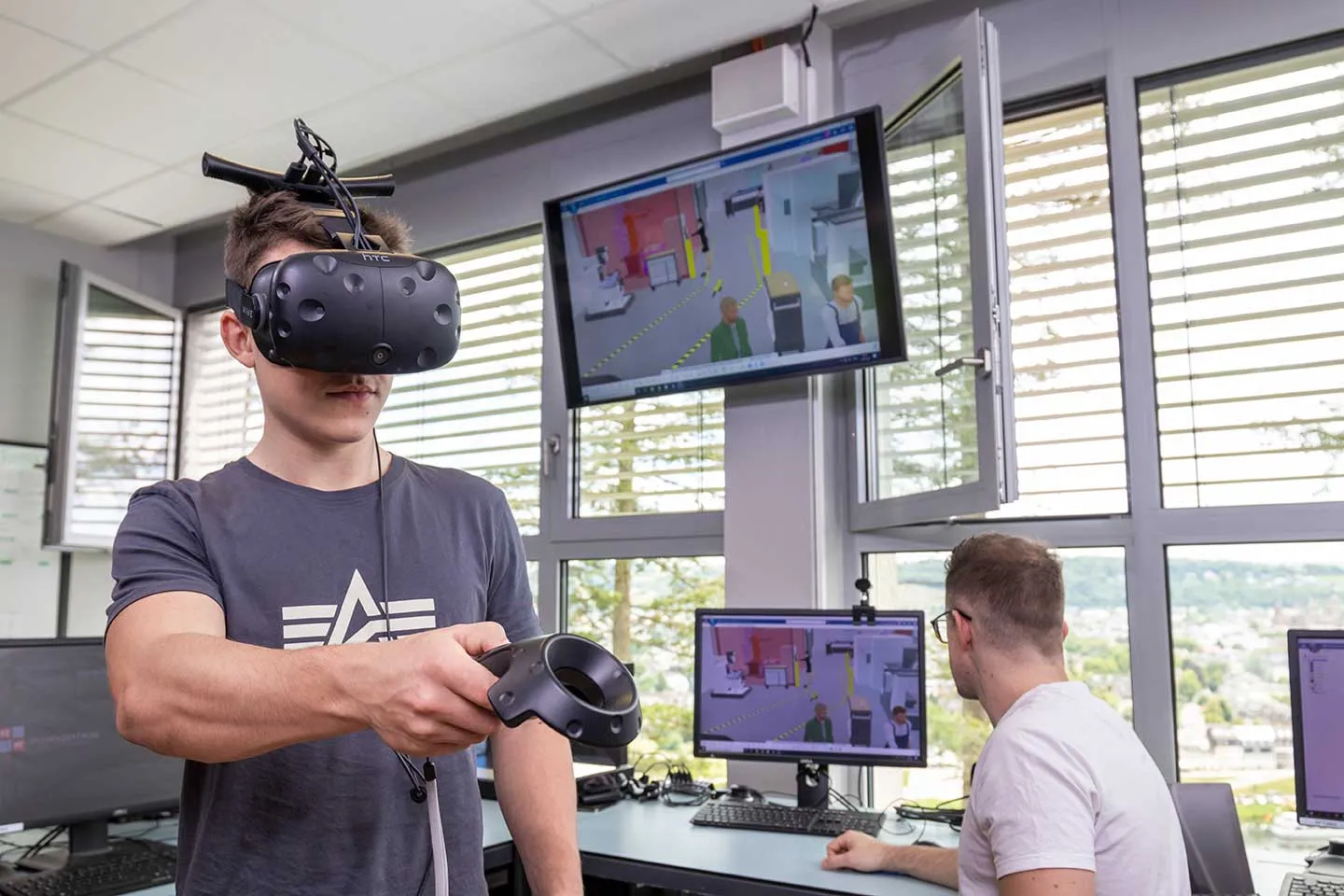 Etudiants explorant des mondes en réalité virtuelle> La Fondation Dassault Systèmes
