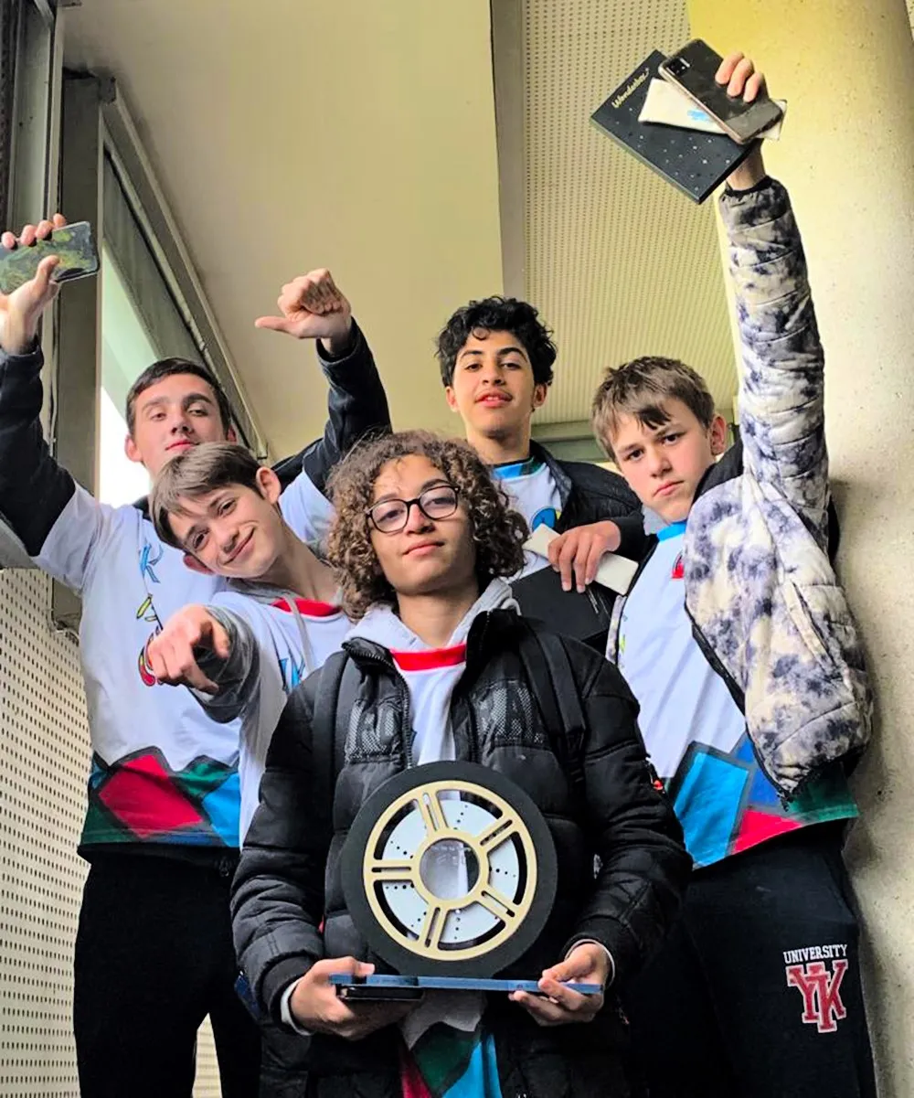 Apprentis d'Auteuil Ice Wind and Fire team with Course en Cours trophy > La Fondation Dassault Systèmes