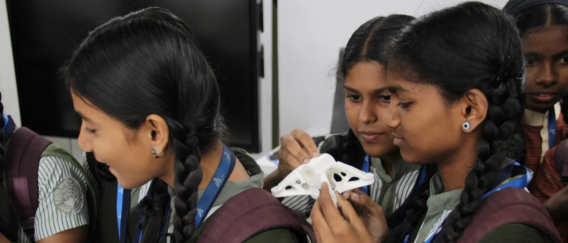 School girls learning > La Fondation Dassault Systèmes