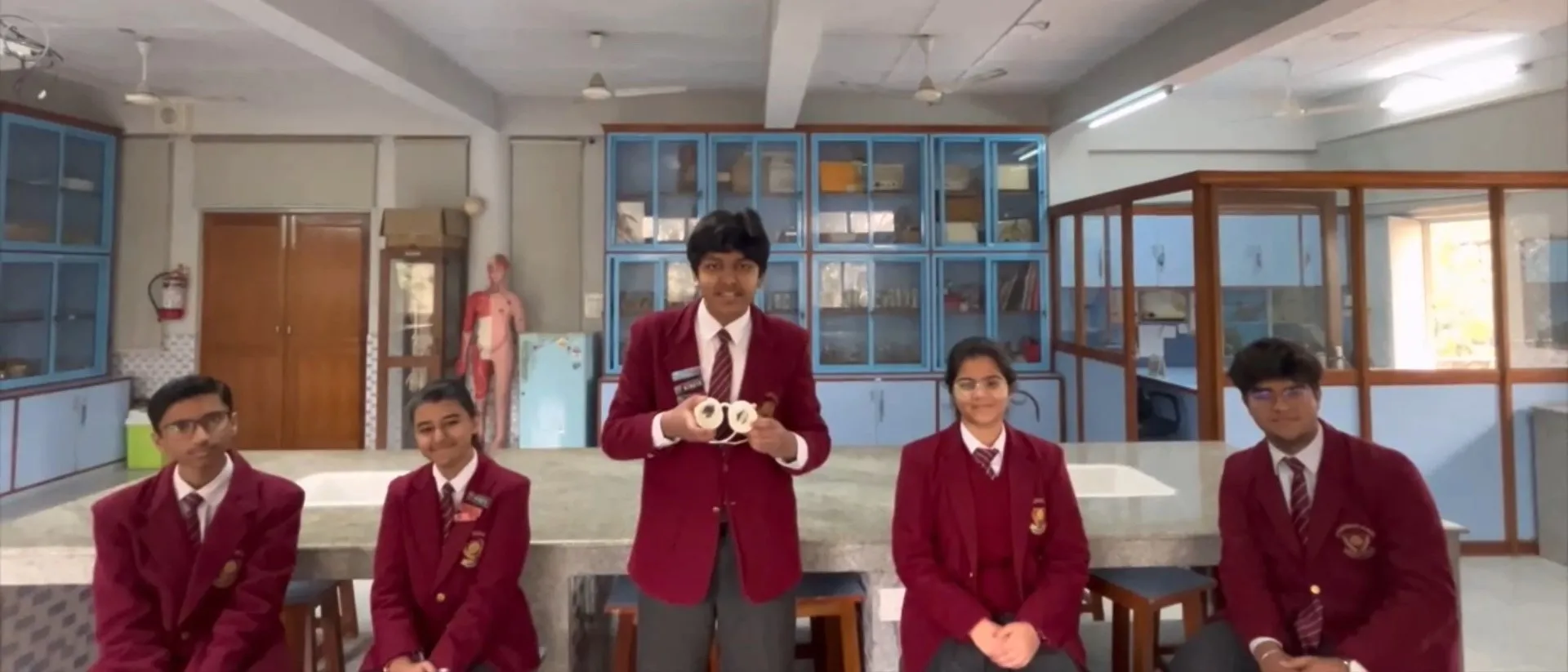 Elixir students with their Netrakit eye testing device > La Fondation Dassault Systèmes