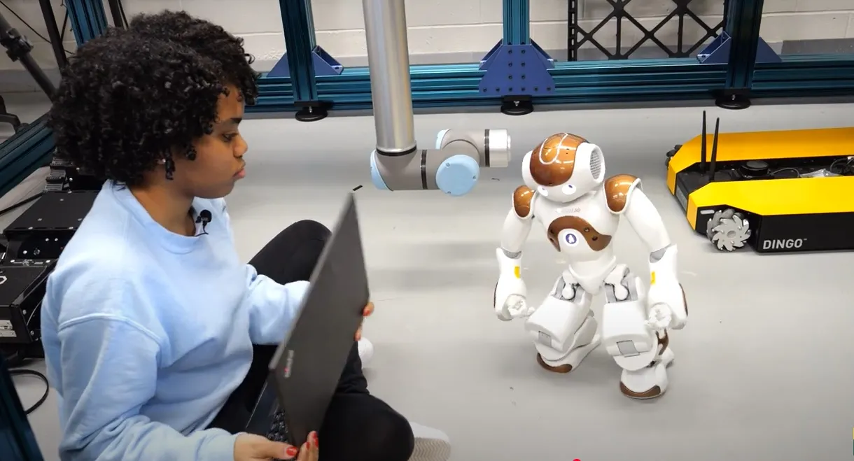 Etudiant de Clarkson AIDFab testant un robot assistant pour les seniors > La Fondation Dassault Systèmes