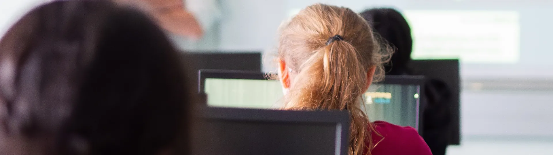 Girls participating in Wi-Filles workshop > La Fondation Dassault Systèmes