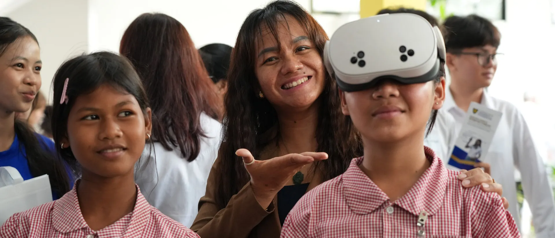 Girls using VR technology on the Toutes à l'école Happy Chandara Campus > La Fondation Dassault Systèmes