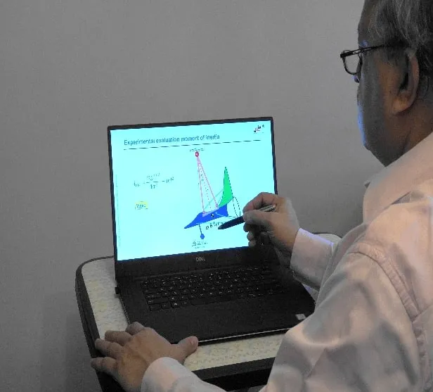 Dr. Mohan Godse taking the session for Students and professors > La Fondation Dassault Systèmes