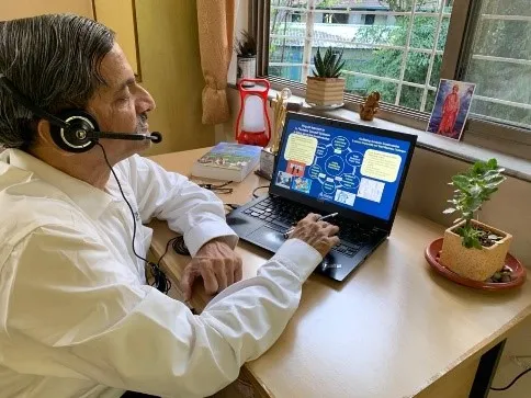 Hemant in front of his computer as he hosts the conference > La Fondation Dassault Systèmes